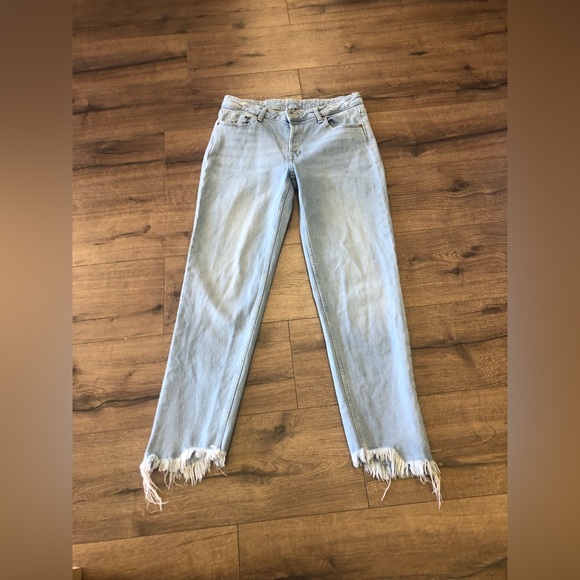 DIVIDED H&M BUTTON UP CROPPED ROW HEM HIGH RISE JEANS IN SIZE 8 - Picture 2 of 8